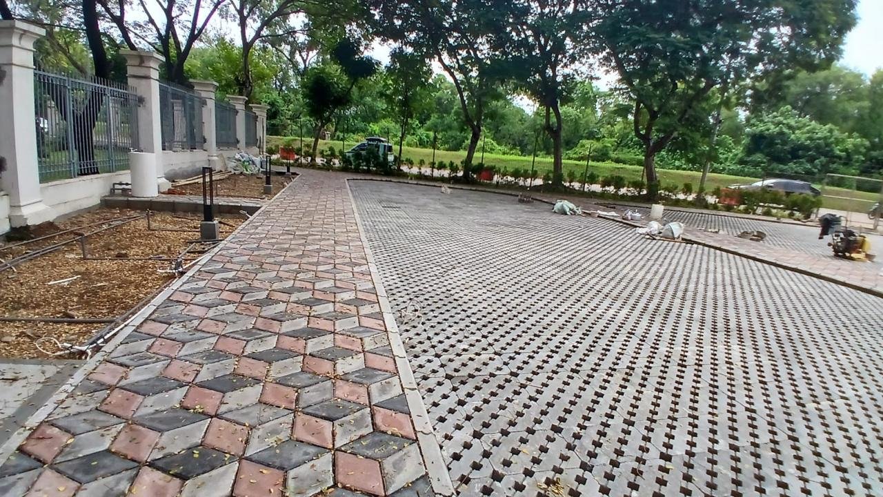 Estimasi Biaya Pasang Paving untuk Area Komersial & Industri