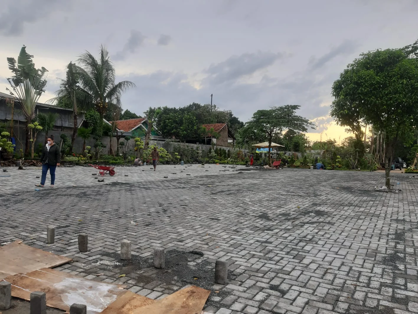 Mengapa Paving Bisa Ambles? Penyebab & Cara Mencegahnya